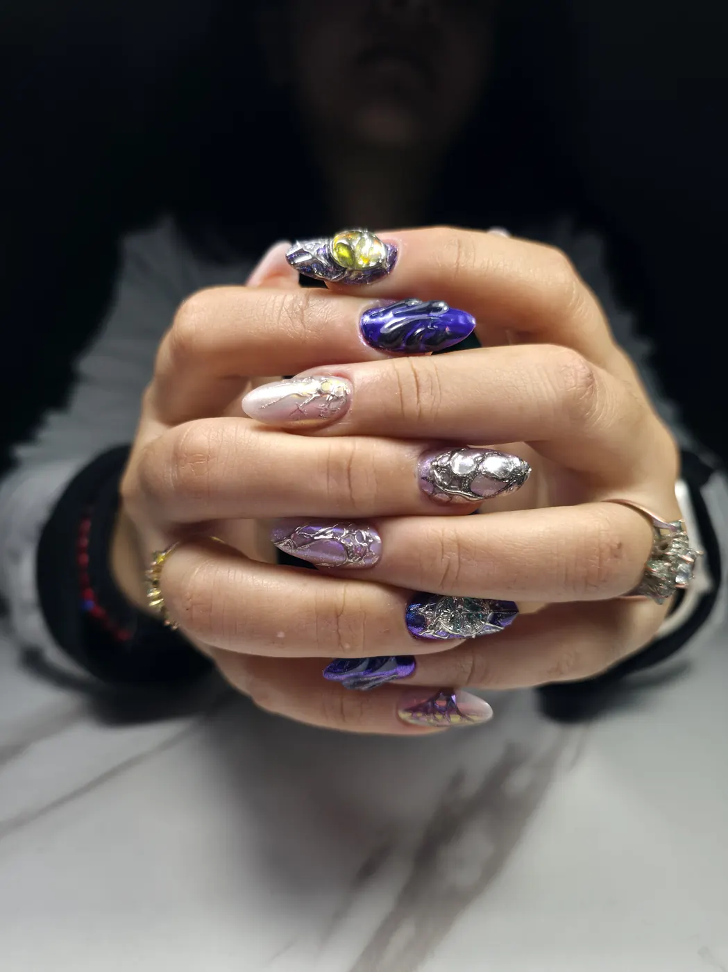 Set statement con texturas 3D metálicas en tonos violeta y plata