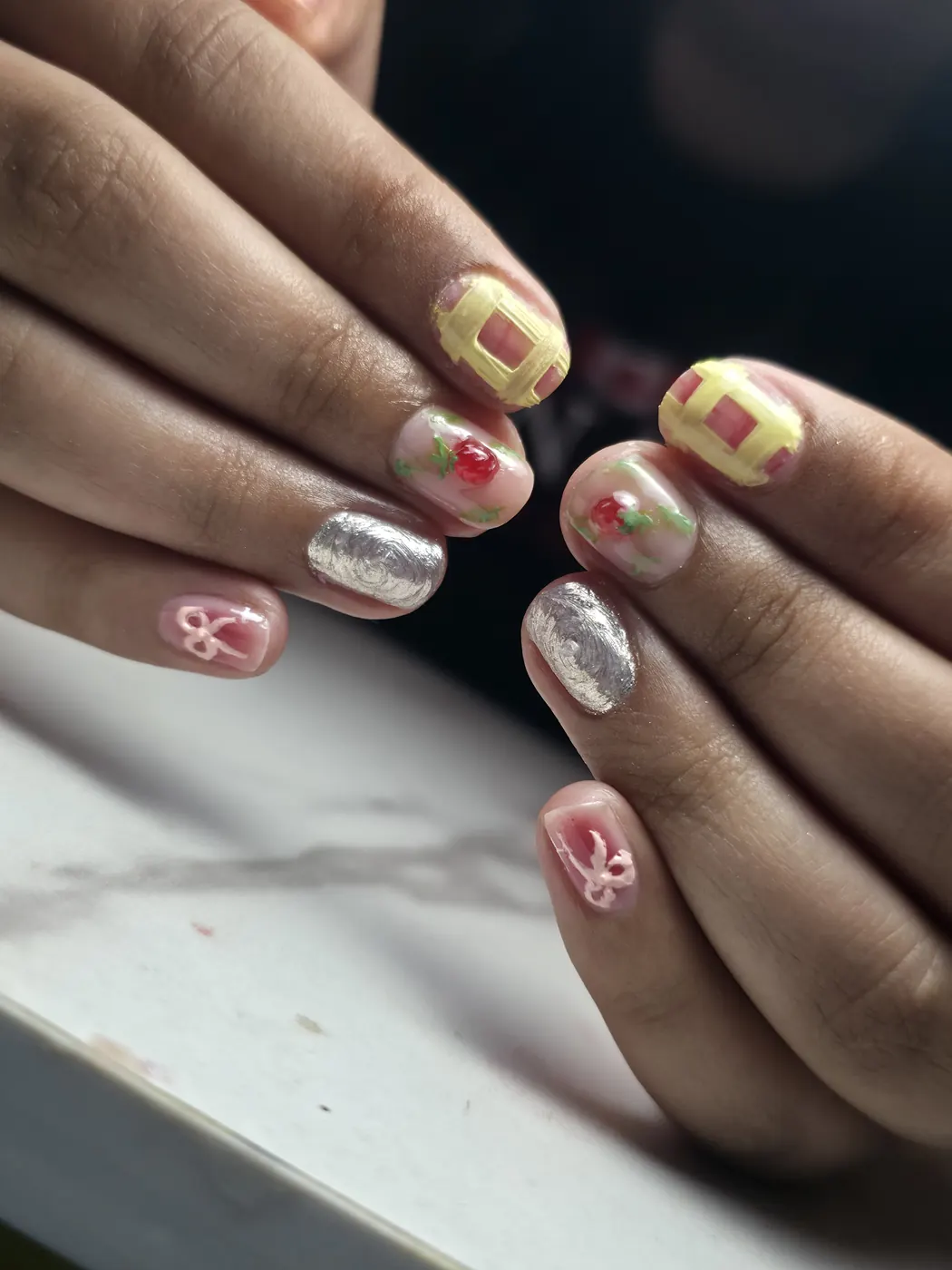 Nail art con detalle y color
