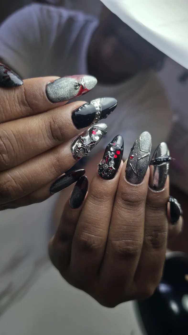 Set oscuro en negro y chrome con cruces y gemas rojas