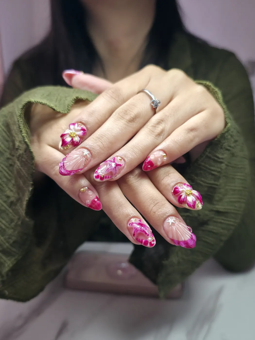 Nail art tropical con flores 3D en rosa y detalles dorados